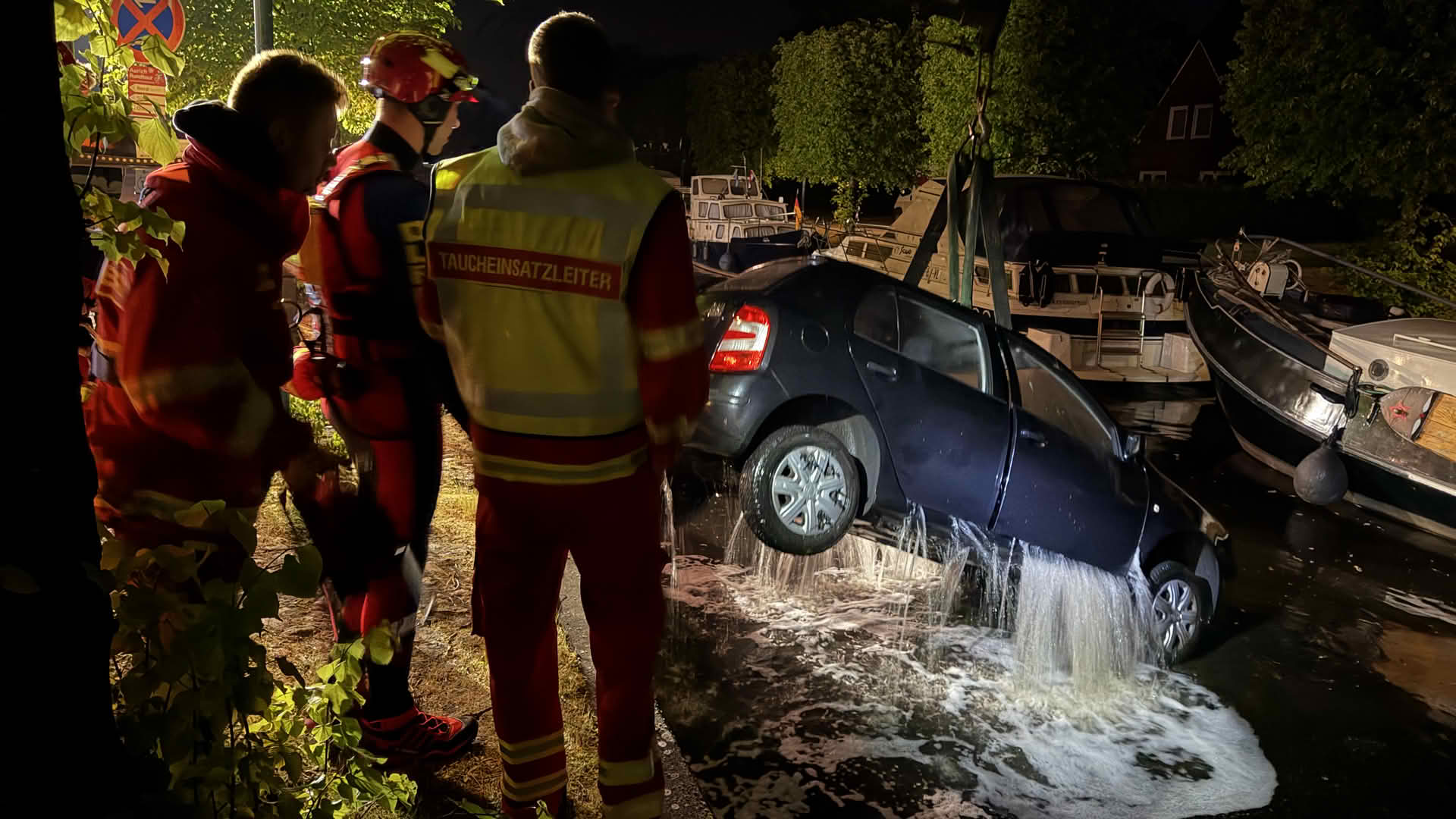 PKW im Wasser des Auricher Hafenbecken