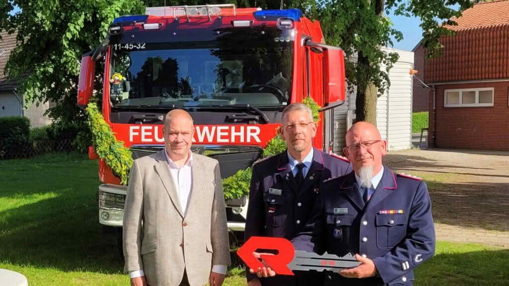 Feuerwehrübergabe mit Schlüsselübergabe