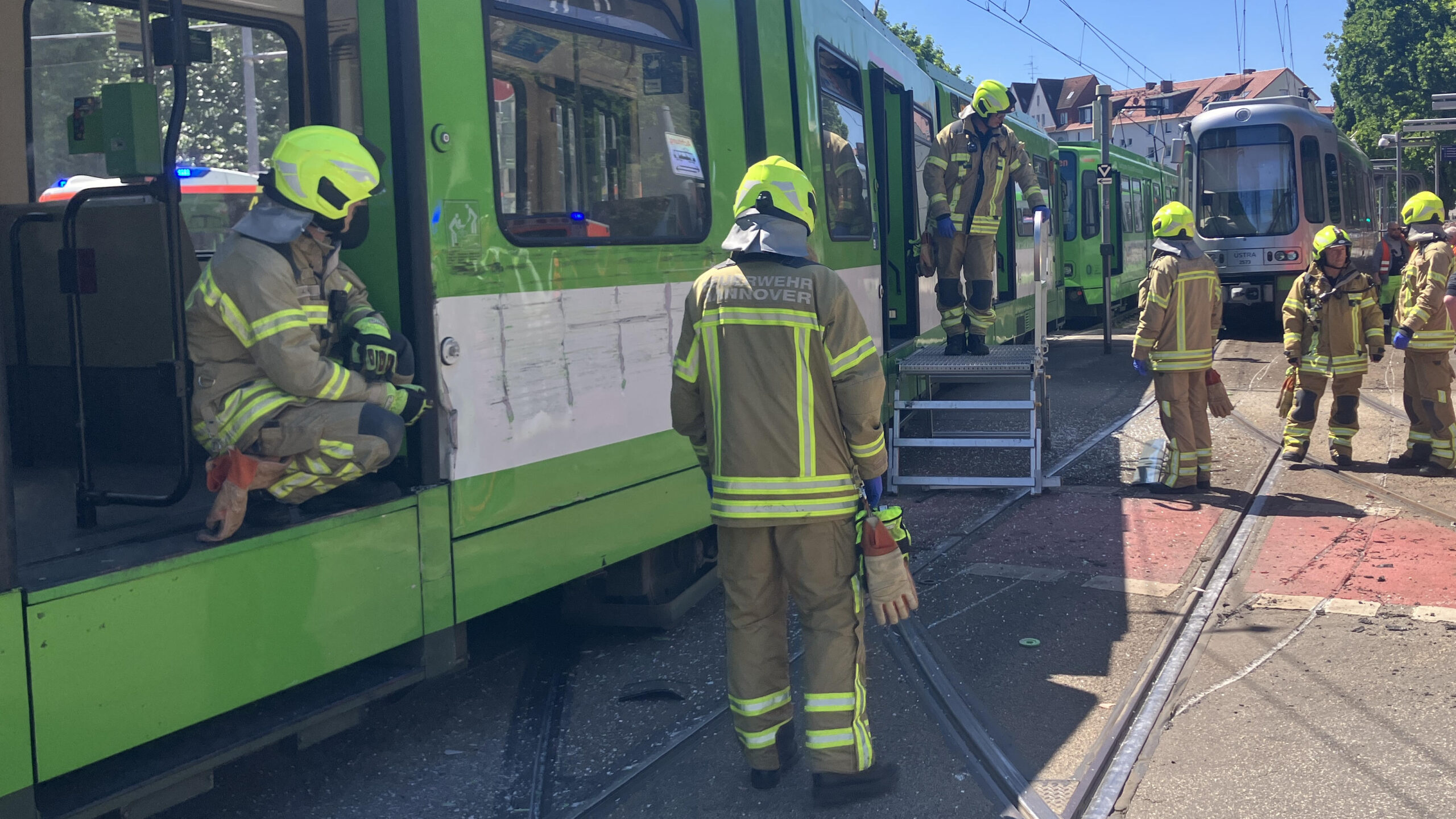 FW Hannover: Viele Verletzte bei Zusammenstoß zweier Stadtbahnen