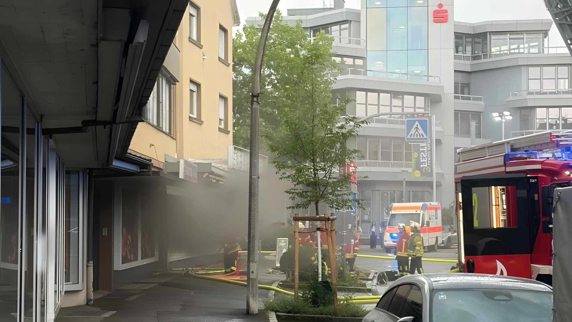 Feuerwehrleute bei einem Einsatz im Nagelstudio