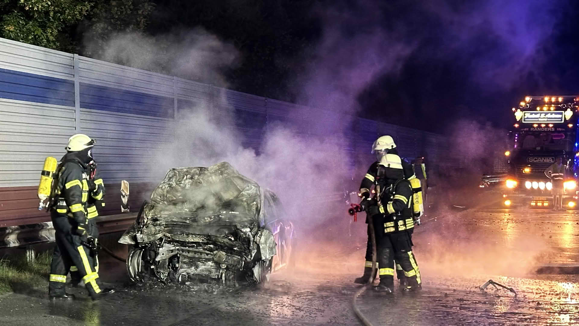 Schwerer Verkehrsunfall mit brennendem Pkw