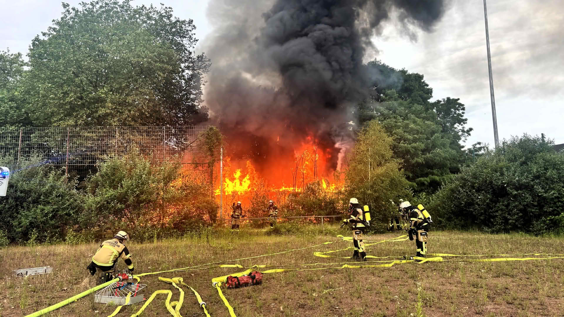 Vereinsheim auf ehemaligem Sportplatz ausgebrannt Aktuelle Feuerwehreinsätze und Berichte 2