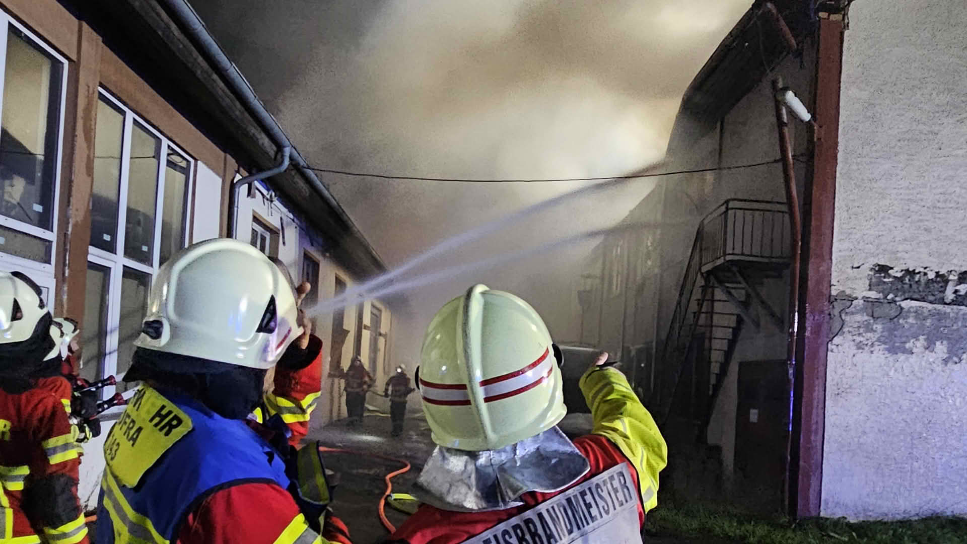 Kreisbrandmeister Michael Reitter macht sich ein Bild der Lage