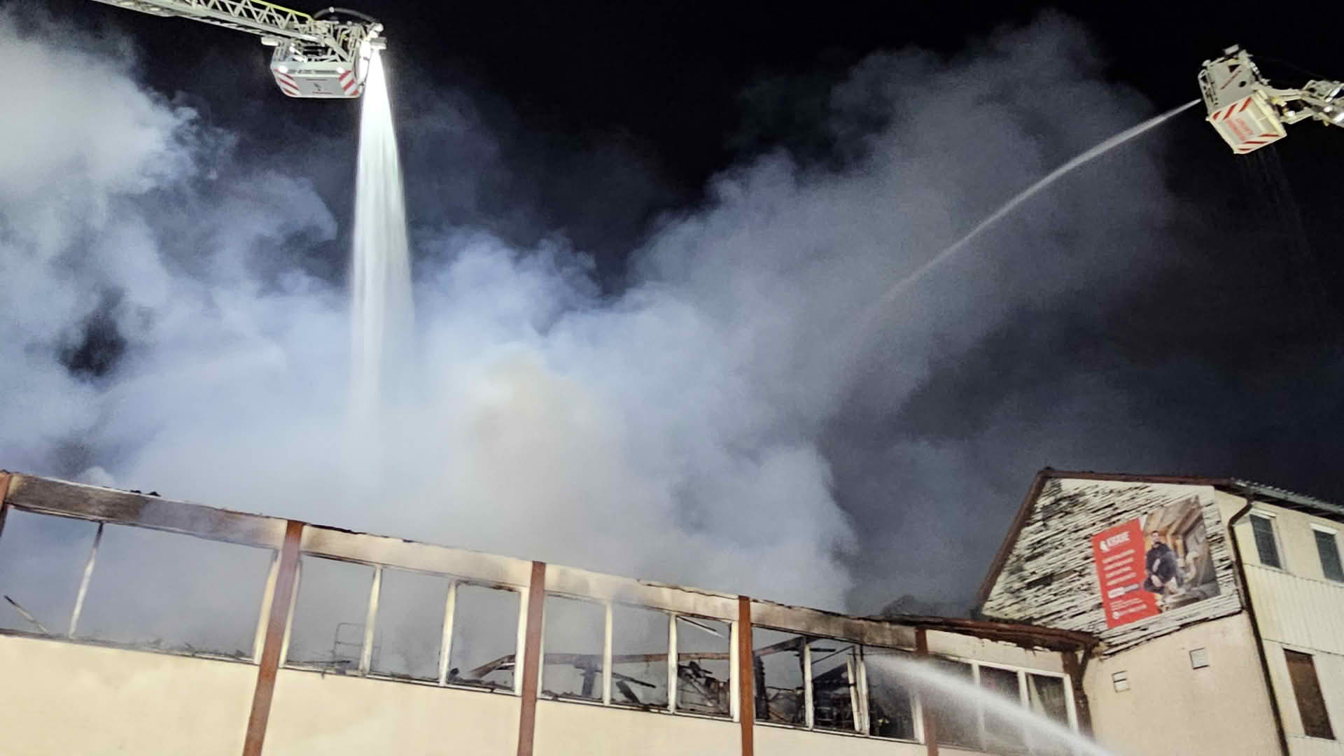 Insgesamt waren 3 Drehleitern an der Brandbekämpfung beteiligt