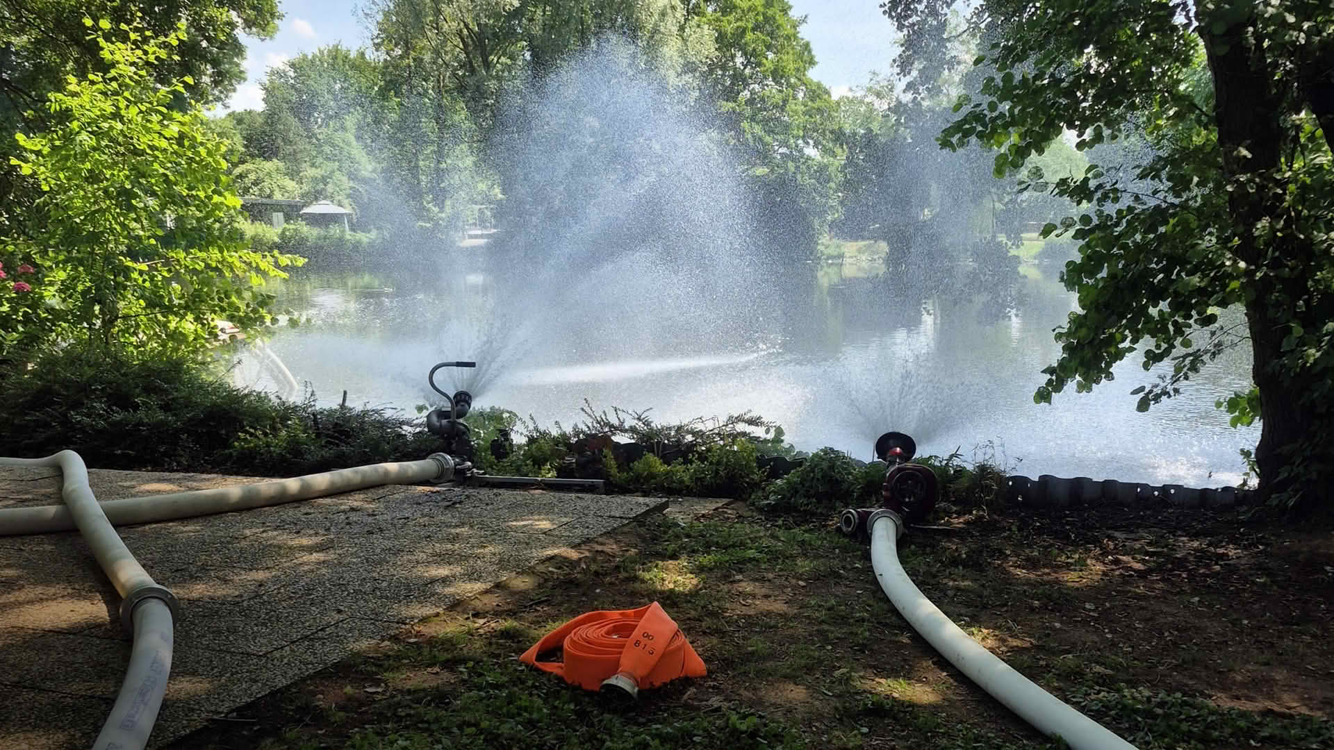 Feuerwehr Rheurdt versucht Fischsterben zu verhindern
