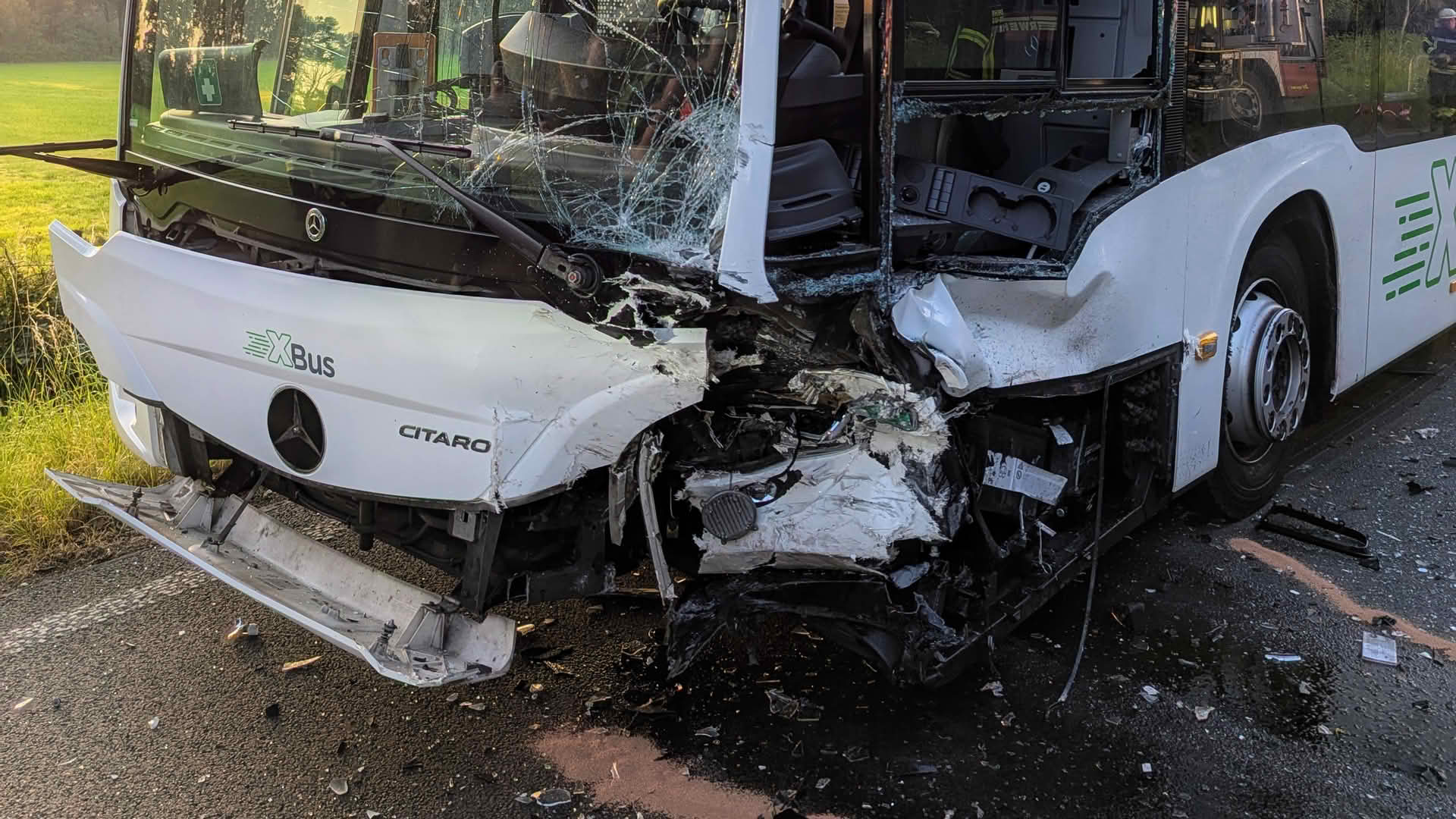 Schwerer Verkehrsunfall zwischen Linienbus und Pkw auf der B 57 - BMW-Fahrer schwer verletzt