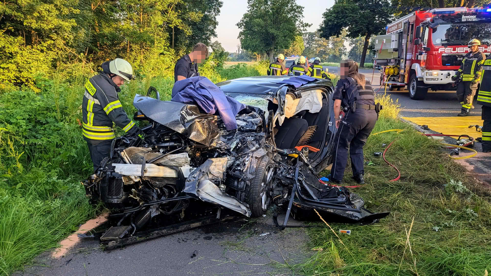 Schwerer Verkehrsunfall zwischen Linienbus und Pkw auf der B 57 - BMW-Fahrer schwer verletzt