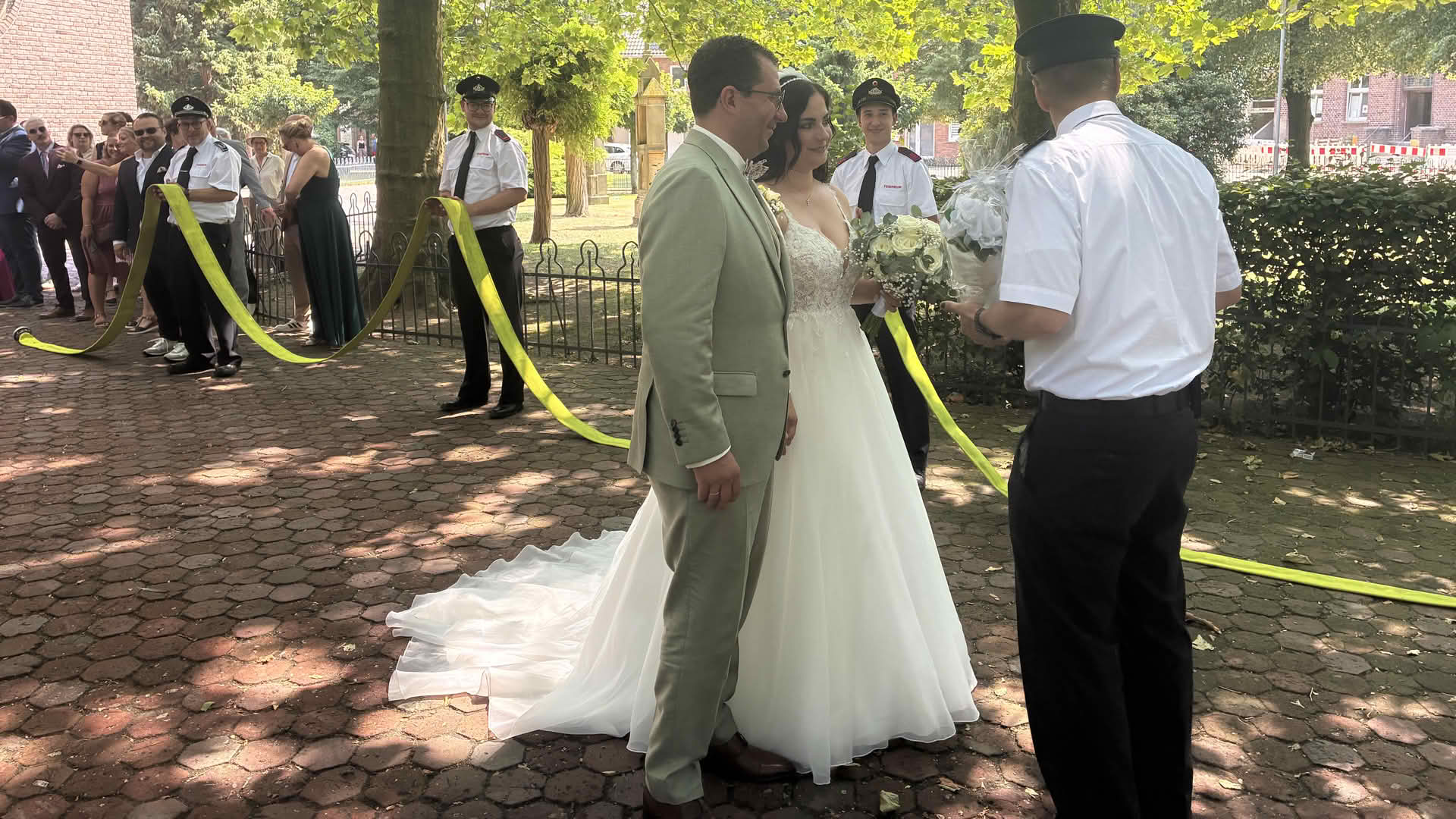Kirchliche Hochzeit bei strahlendem Sonnenschein
