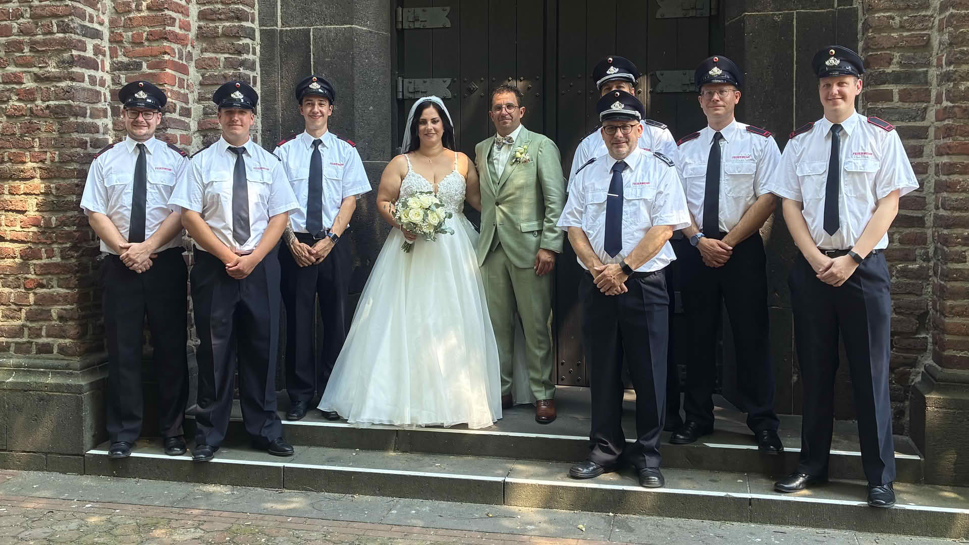 Brautpaar Peschken und Abordnung der Feuerwehr Tönisvorst bei der kirchlichen Hochzeit