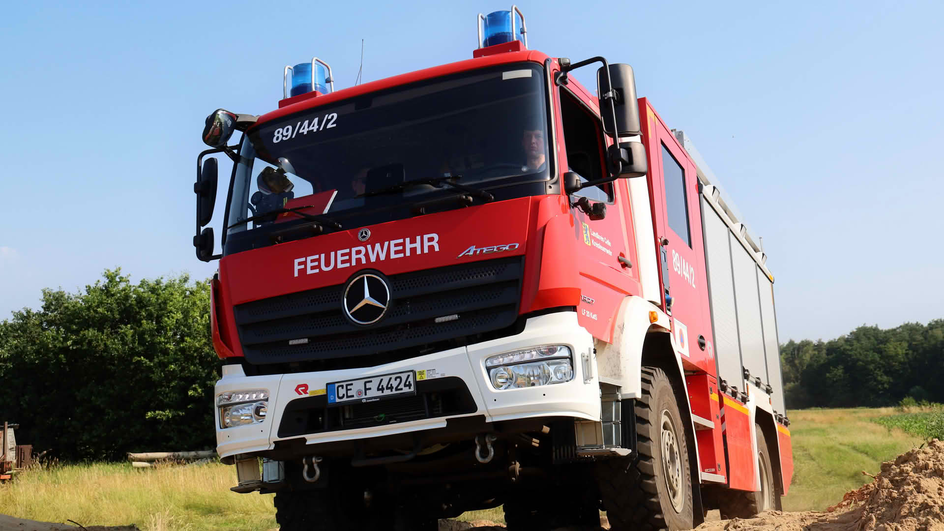 Das vom Bundesamt für Bevölkerungsschutz und Katastrophenhilfe (BBK) bereitgestellte Löschgruppenfahrzeug des Katastrophenschutzes (LF KatS) im unwegsamen Gelände auf einer eigens für die Übung präparierten Sandpiste.