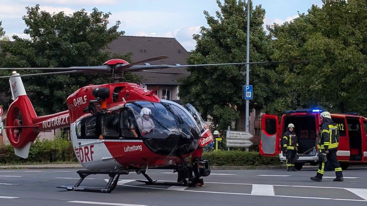 Feuerwehr sichert bei Verkehrsunfall Hubschrauberlandung
