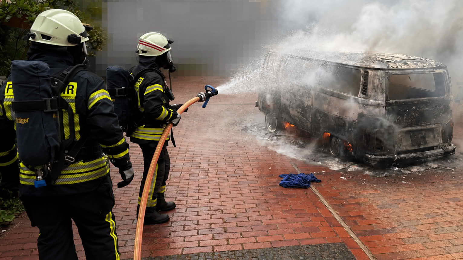Feuerwehr löscht brennenden „Bulli“ in Debstedt