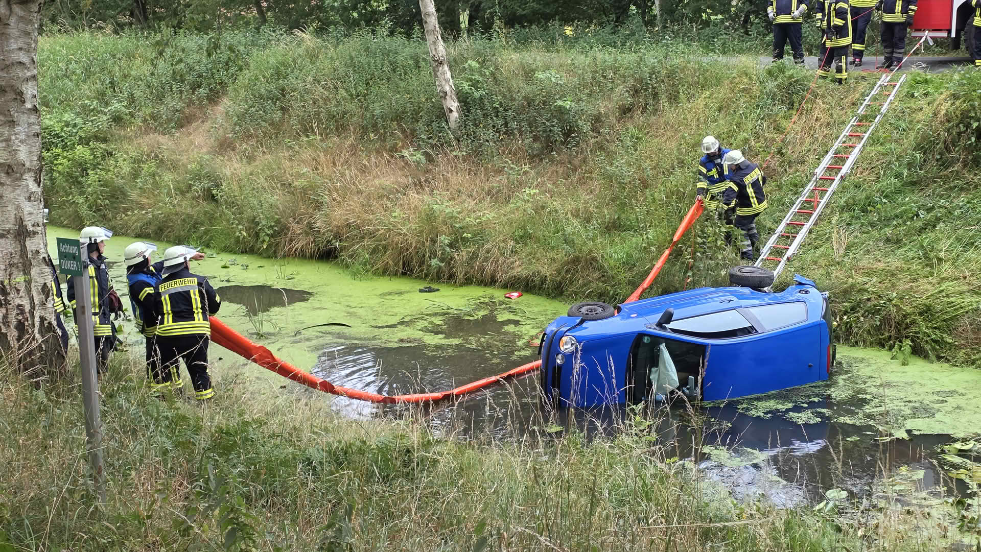PKW stürzt in den Oste-Hamme-Kanal