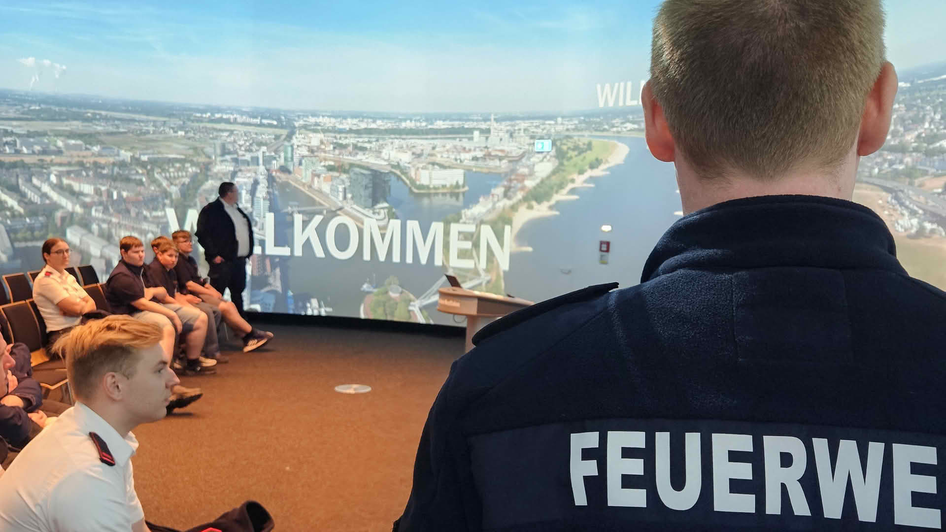 Jugendfeuerwehr besucht den Landtag