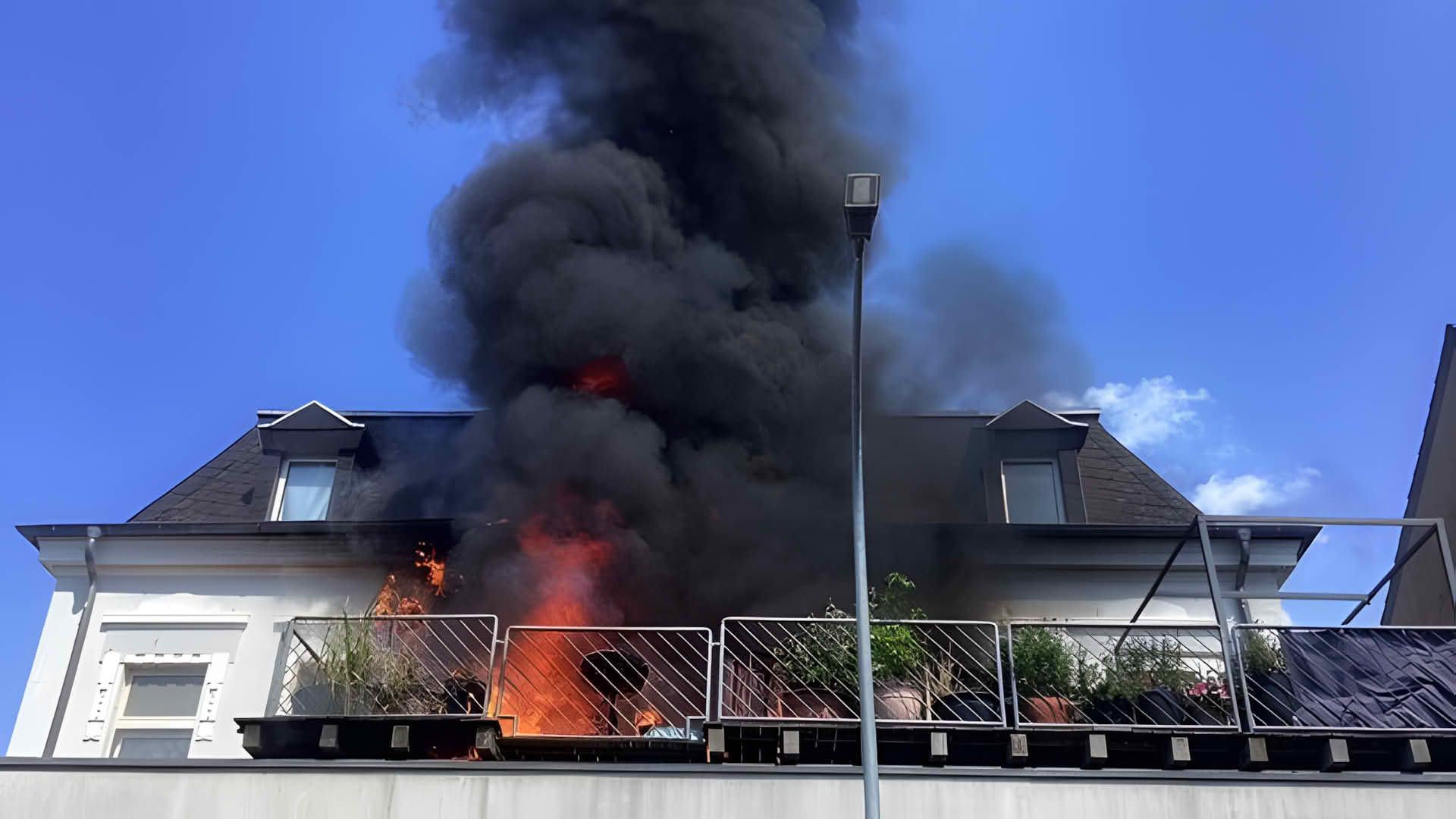 Balkonbrand greift auf Wohnungen über