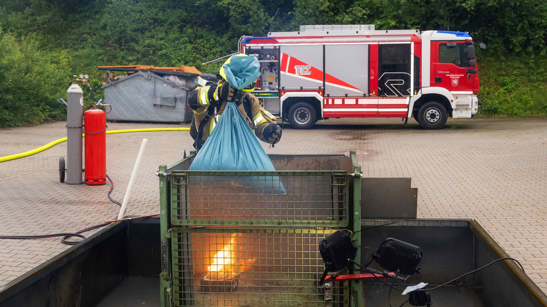 Brand- und Löschversuche mit LiFePO4-Batteriezellen