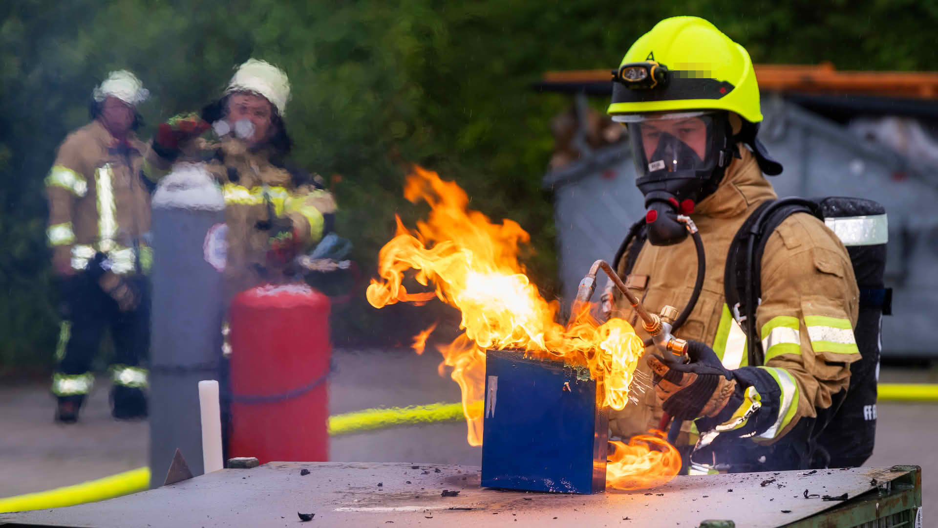 Brand- und Löschversuche mit LiFePO4-Batteriezellen