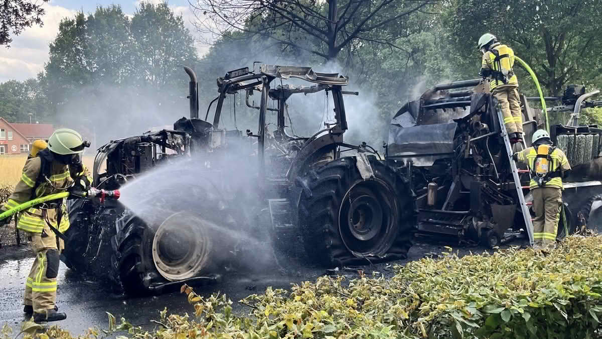 Traktor mit Presswickelkombination vollständig ausgebrannt