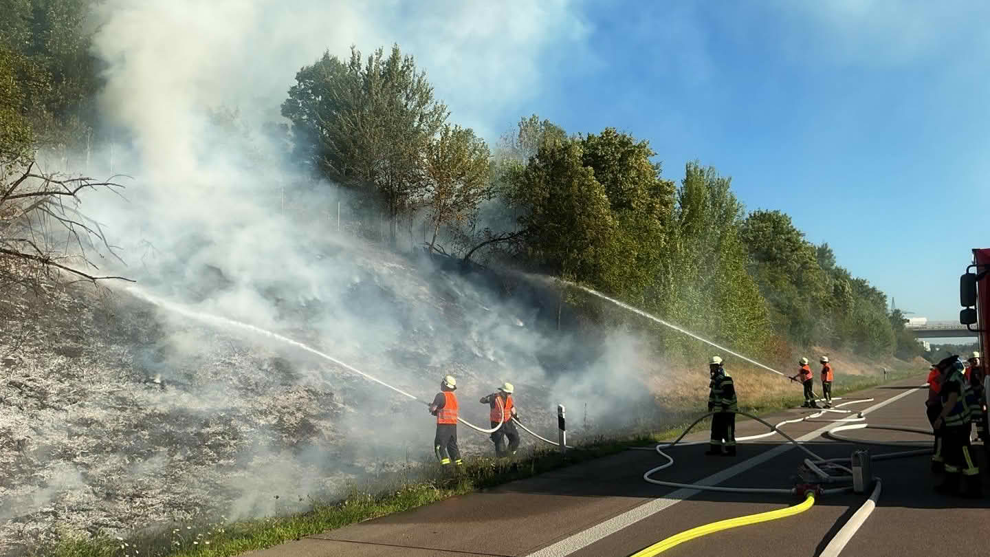Böschungsbrand neben der Autobahn