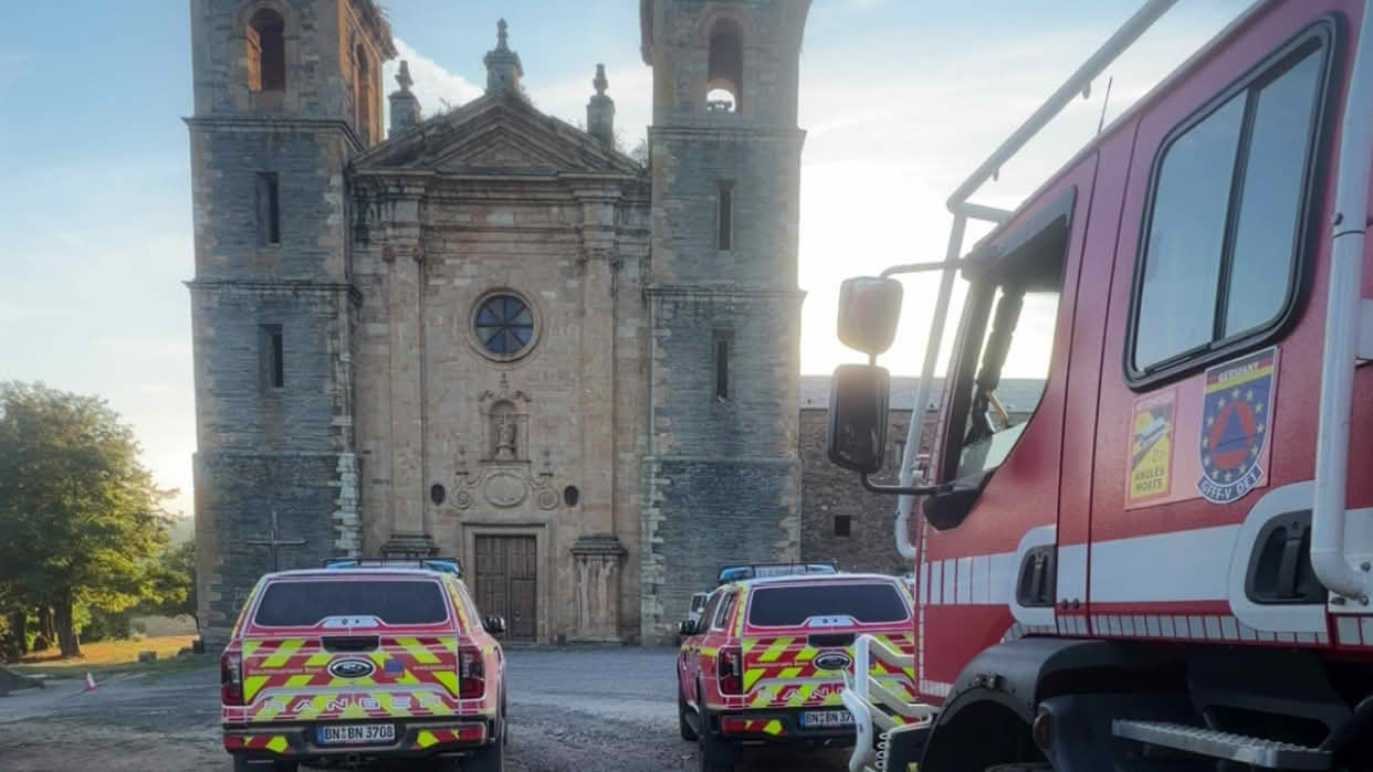 Einsatzfahrzeuge vor dem als Base of Operations genutzten Kloster