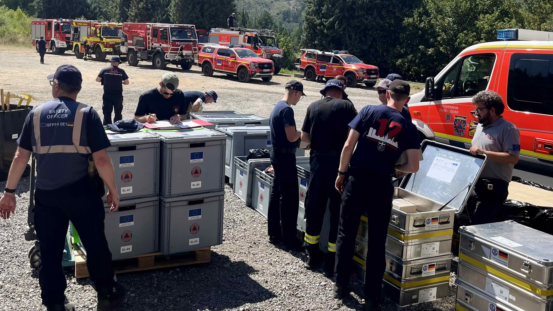 Einsatzkräfte beim Einrichten des Camps in Vega de Espinareda