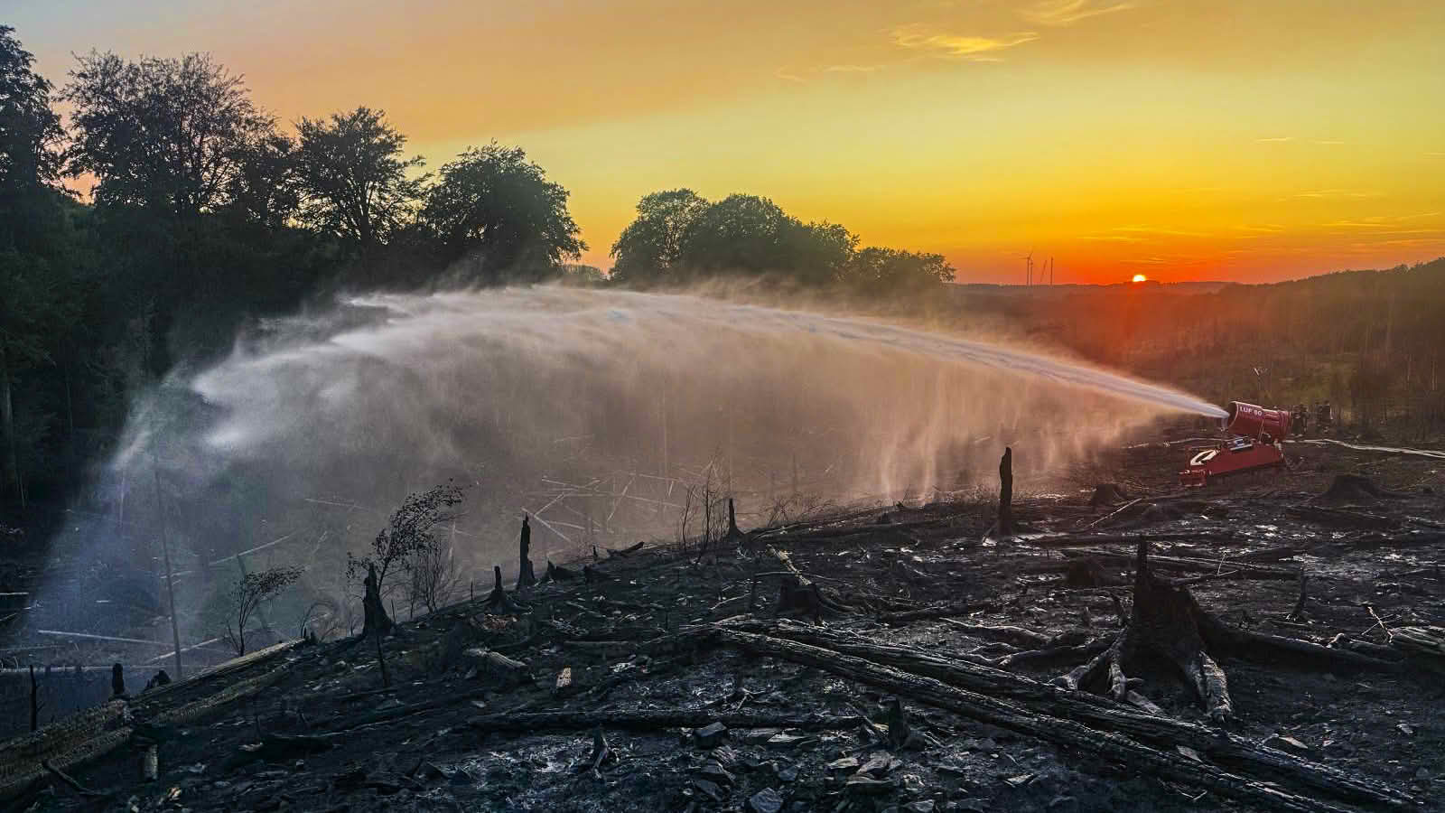 Waldbrand am Möhnesee – Lage auch nach Tag drei stabil Waldbrand am Möhnesee – Lage auch nach Tag drei stabil