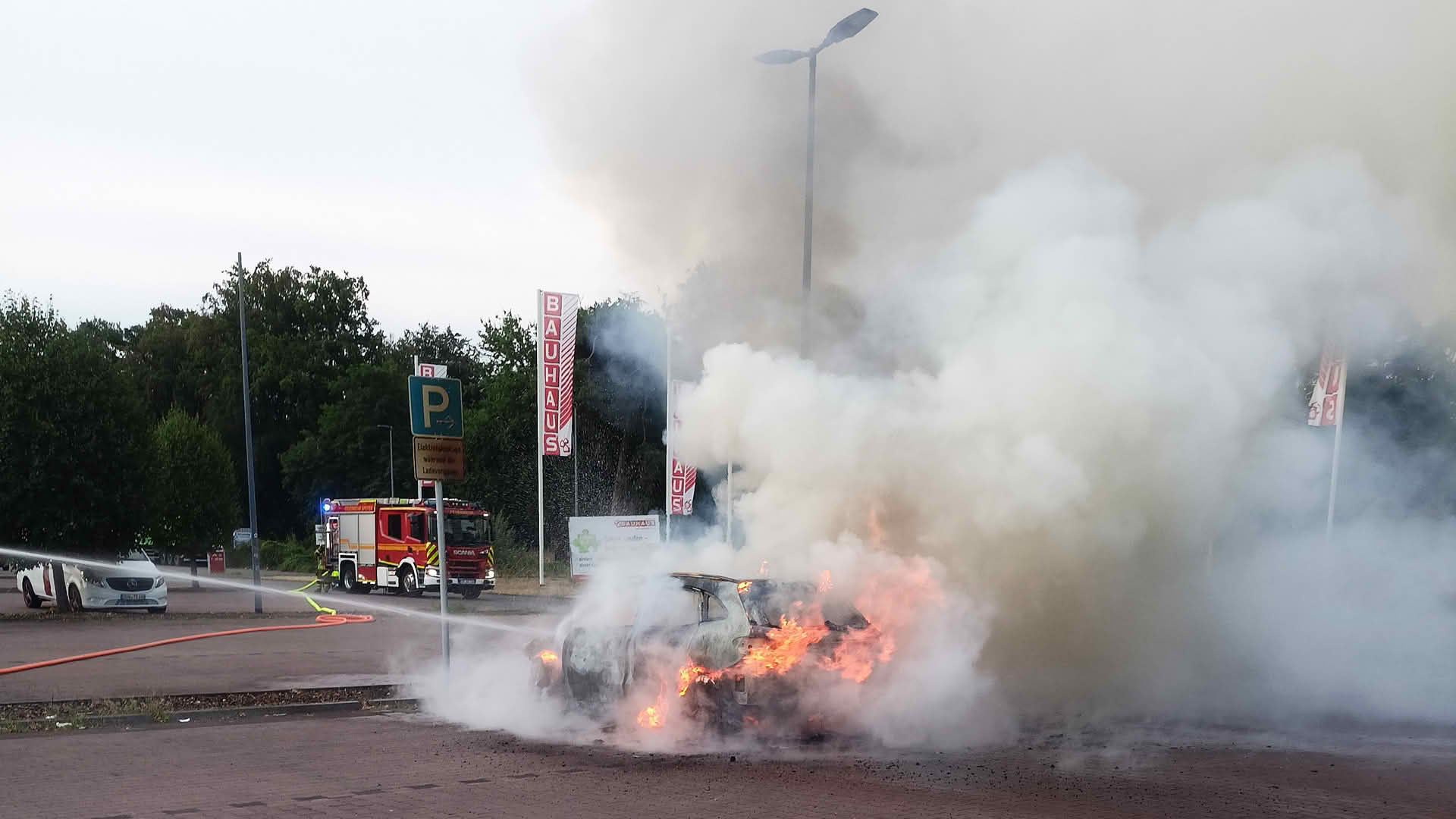 Brand eines Elektrofahrzeugs an einer Ladesäule