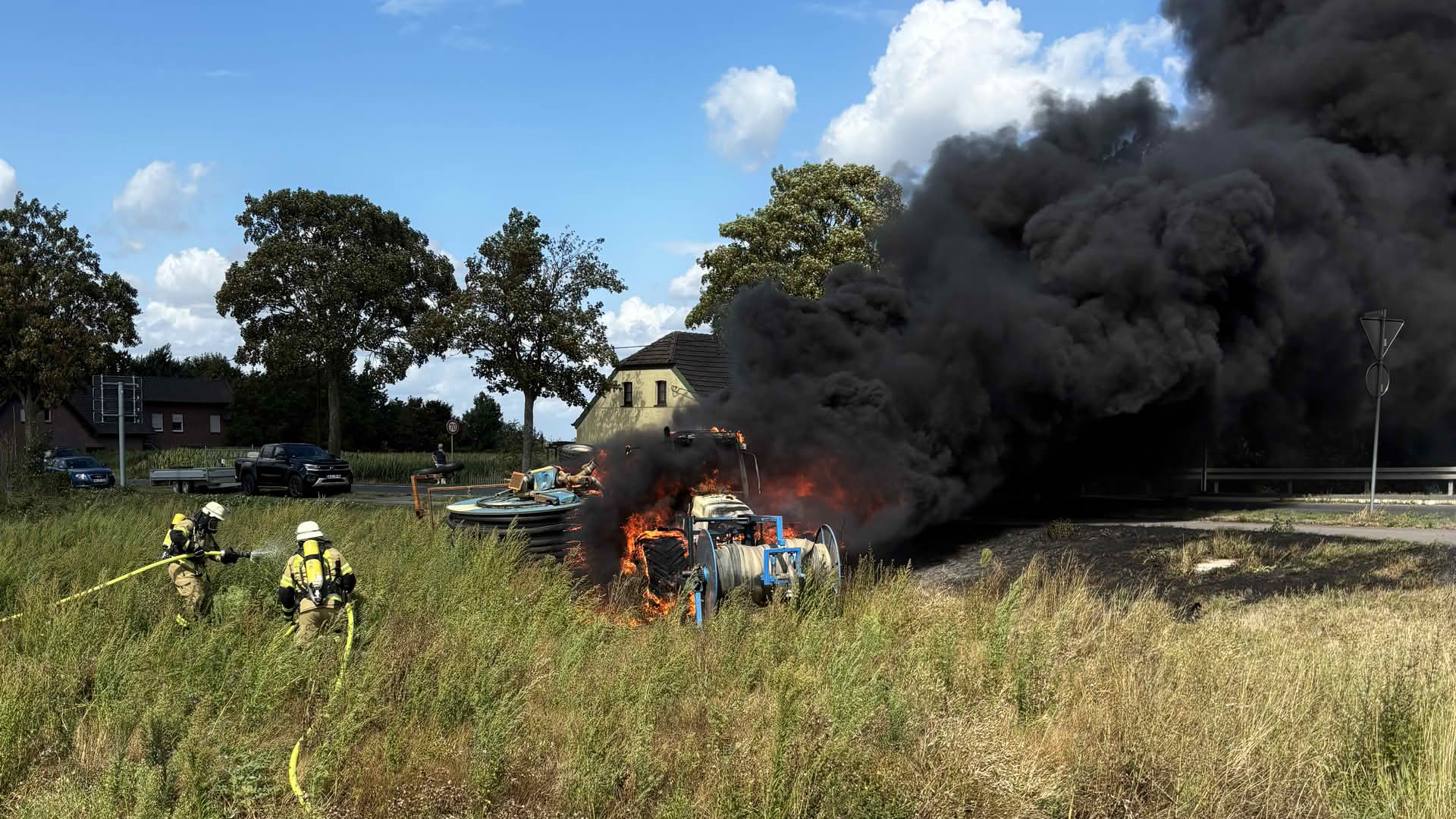 Traktor gerät während der Fahrt in Brand