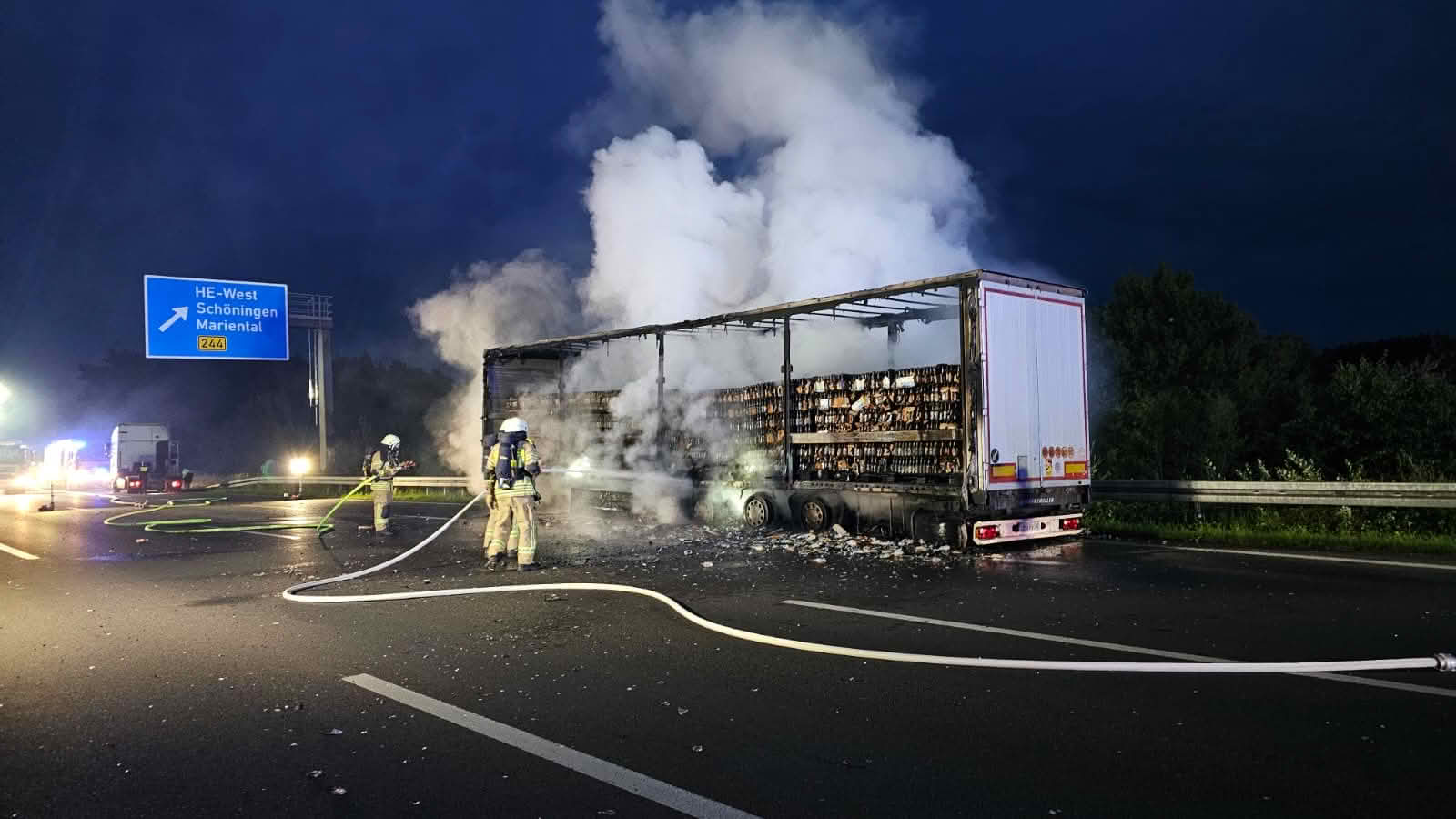 Lkw Auflieger brennt auf Autobahn