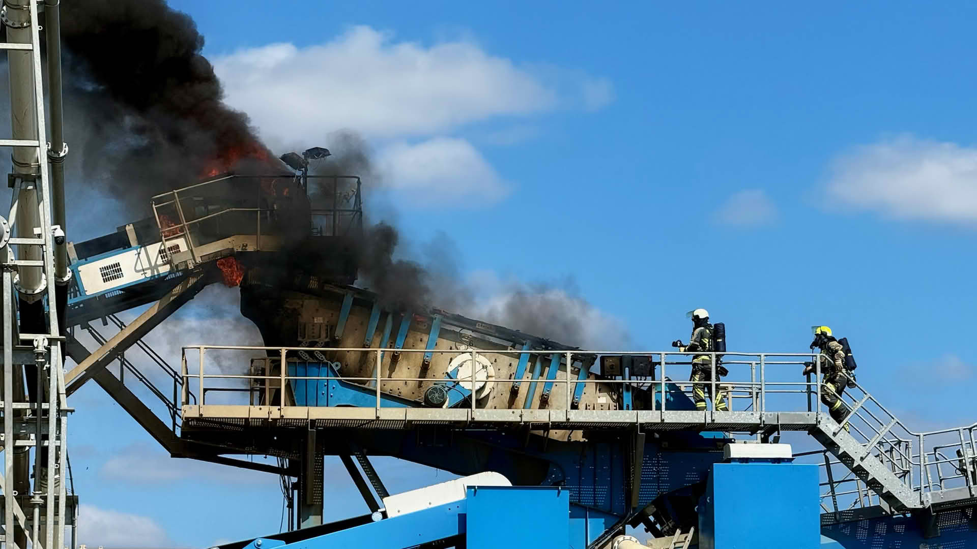 Brand einer Siebanlage in 12 Metern Höhe Brand einer Siebanlage in 12 Metern Höhe