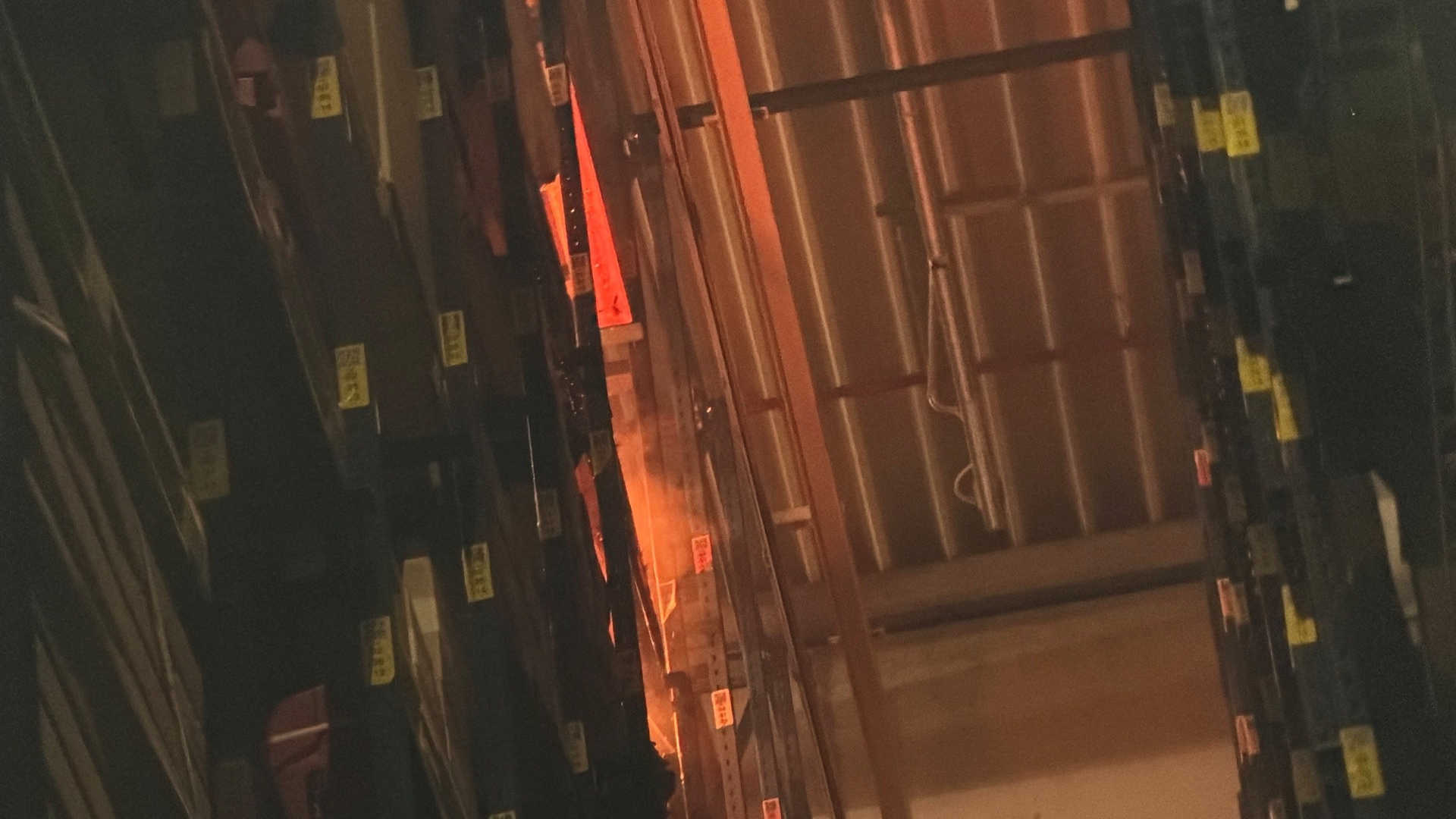 Brand im Hochregallager erfordert den Einsatz der Höhenrettung Brand im Hochregallager erfordert den Einsatz der Höhenrettung