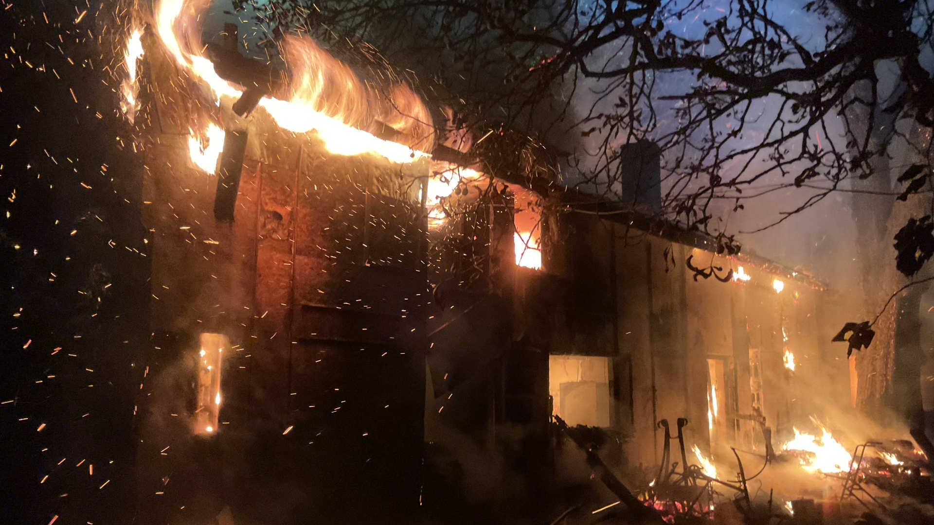 Dortmund – Wickede Gebäude im Vollbrand Dortmund – Wickede Gebäude im Vollbrand