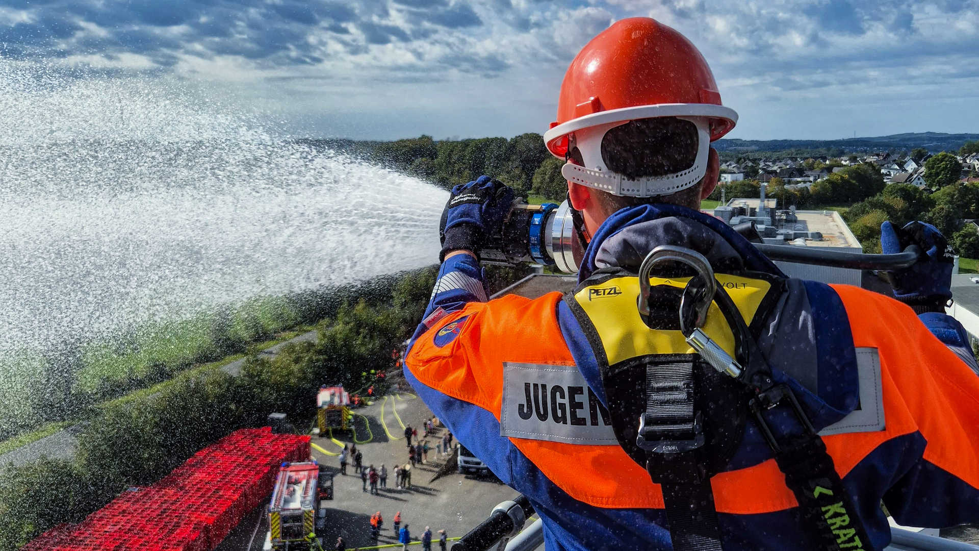 Großübung zum 50-jährigen Jubiläum der Jugendfeuerwehr Großübung zum 50-jährigen Jubiläum der Jugendfeuerwehr