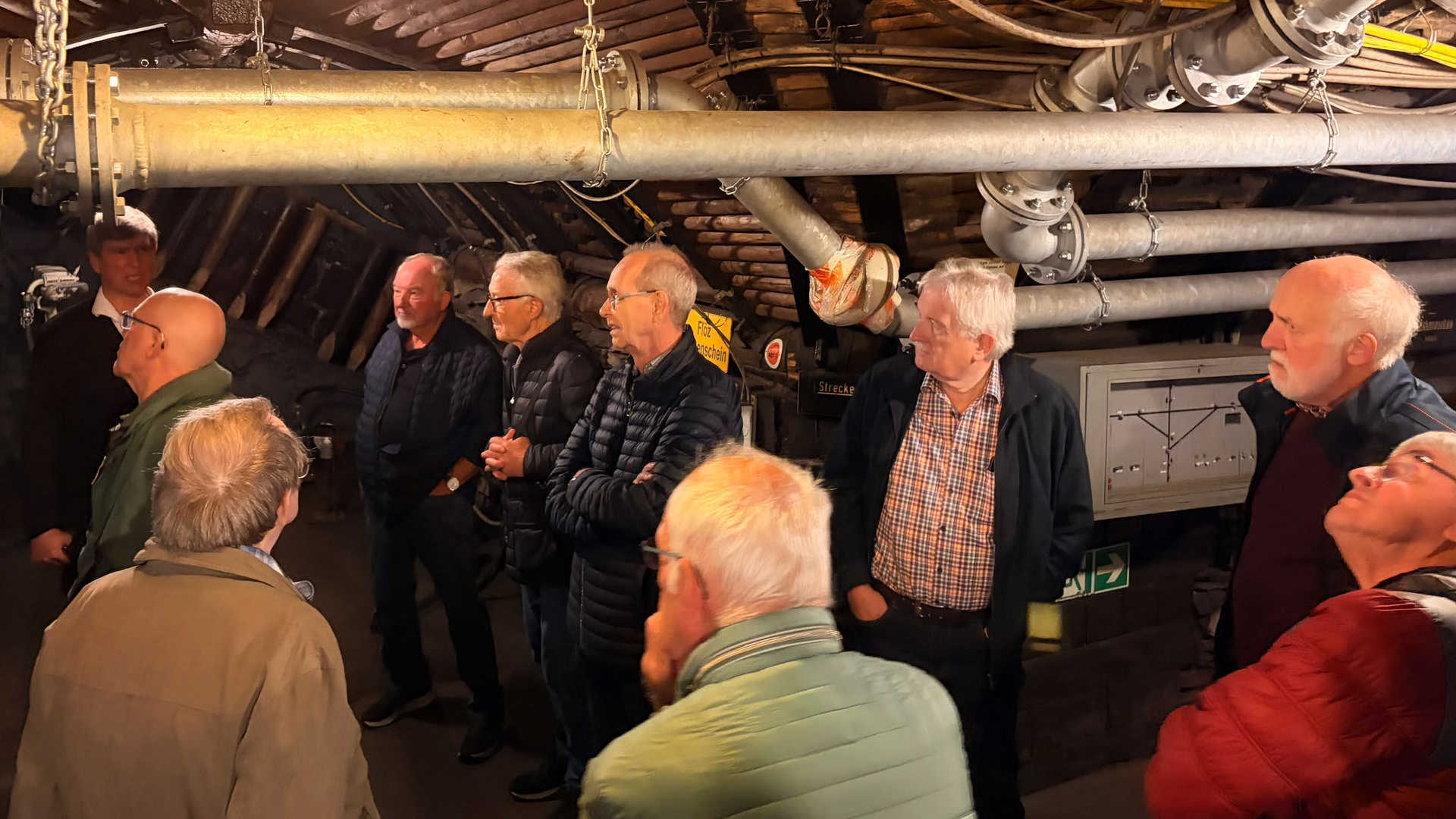 Ehrenabteilung des Löschzuges Mitte auf Zeitreise im Bergbau Ehrenabteilung des Löschzuges Mitte auf Zeitreise im Bergbau