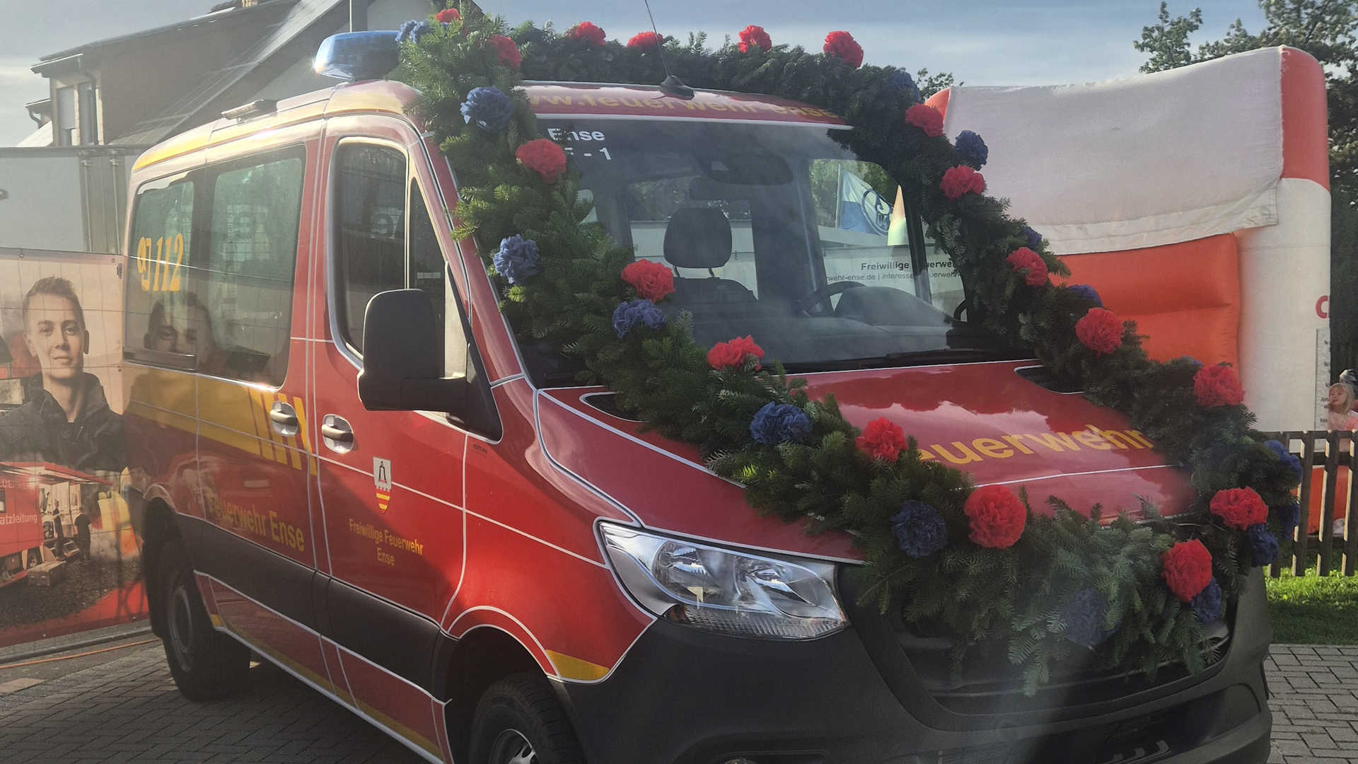Neues Fahrzeug für die Feuerwehr Ense in Dienst gestellt Neues Fahrzeug für die Feuerwehr Ense in Dienst gestellt