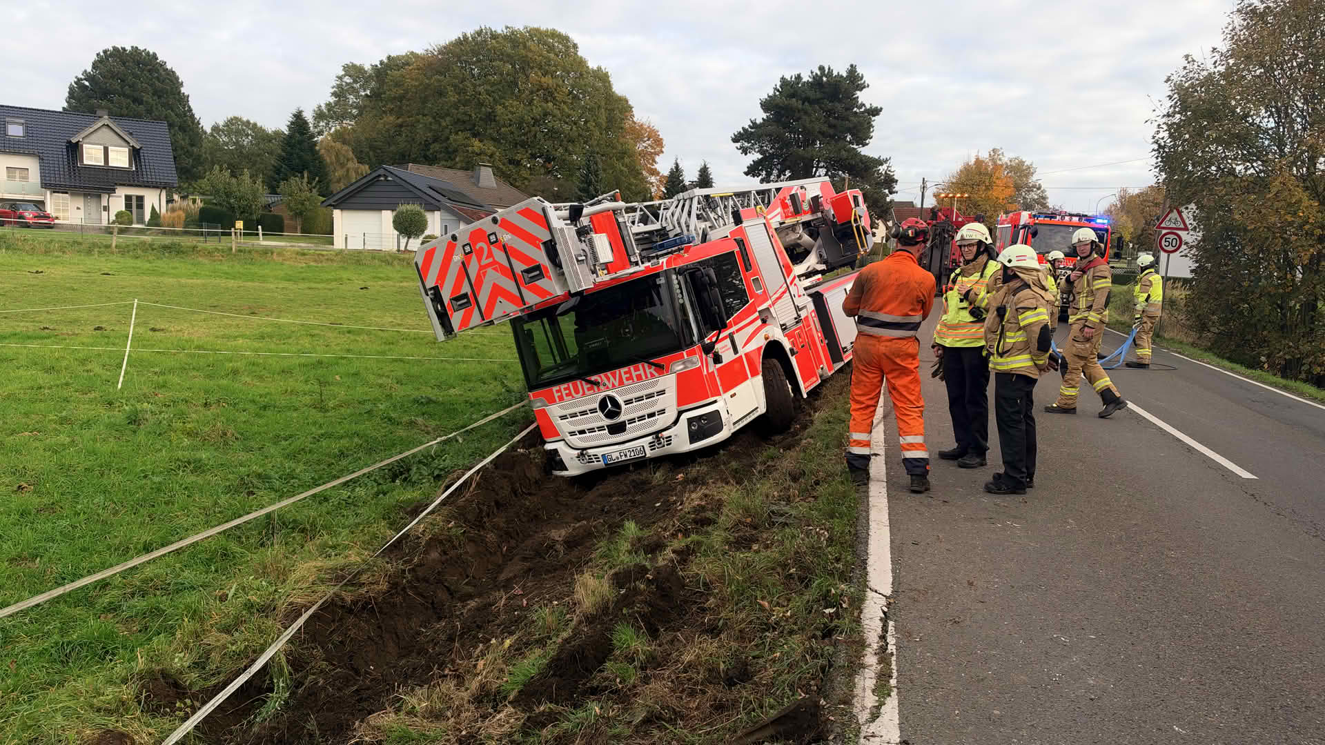 Drehleiter der Feuerwehr bei Einsatzfahrt verunglückt